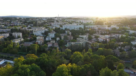 Edificios-Zona-Residencial-Montpellier-Saint-Eloi-Toma-Aérea-Puesta-De-Sol-Sobre-Los-árboles
